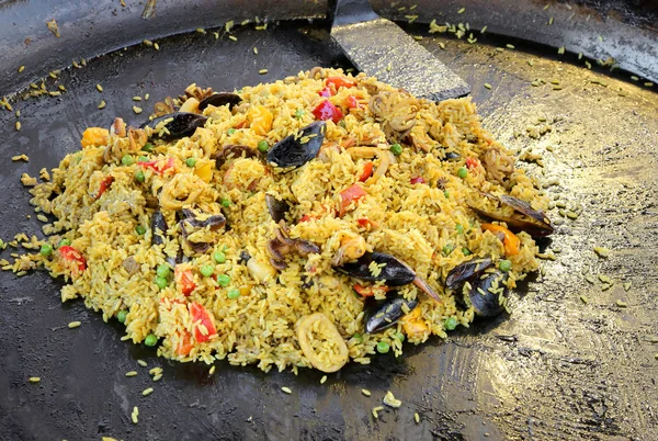 스페인 레스토랑에서 빠에야와 노란 쌀, 홍합 — 스톡 사진
