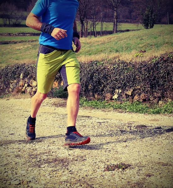 Koşu ayakkabıları ile Runner ile çapraz ülke yarışı sırasında çalışır — Stok fotoğraf