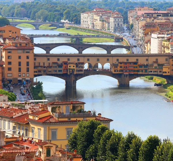 Bruggen in Florence en oude Birdge genaamd Ponte Vecchio over Arn — Stockfoto