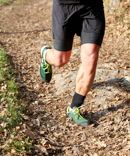 Спортсмен біжить швидко під час гонки з тріатлону — стокове фото