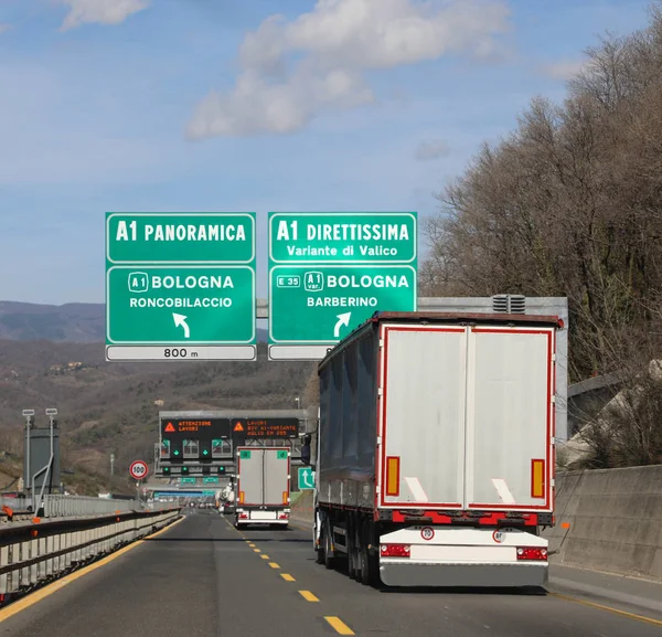 Belangrijk wegverbinding op centraal Italië op de autosnelweg — Stockfoto