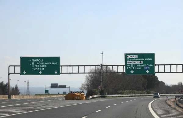 道路路口在意大利高速公路和指示罗马 Na — 图库照片