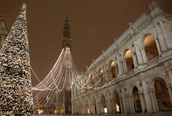 Grand sapin de Noël éclairé sur la place principale de Vicence — Photo