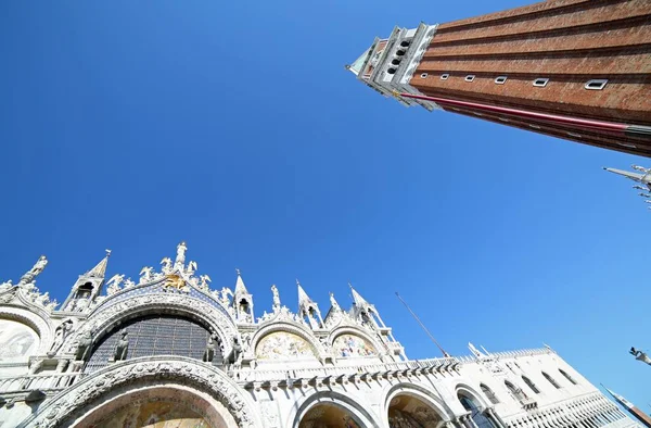Harangtorony és a Szent Márk bazilika Velencében — Stock Fotó