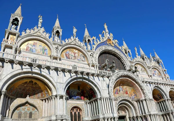 Basílica de San Marcos en Venecia en Italia con el espléndido oro — Foto de Stock