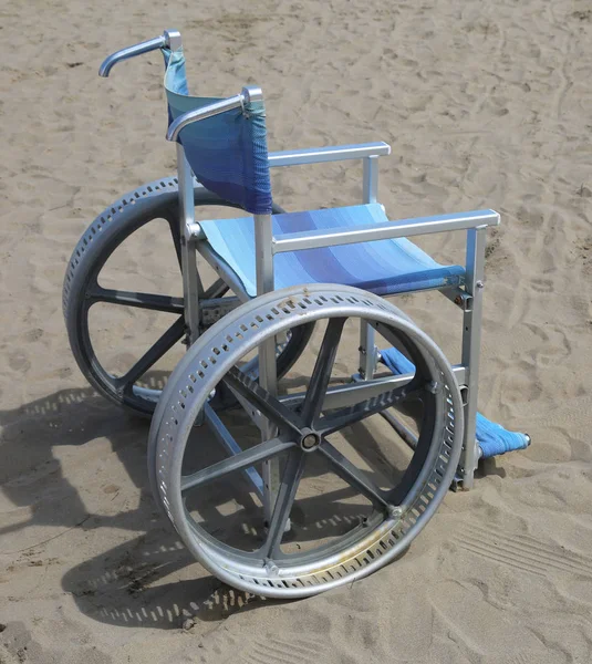 모래에 이동 하는 특별 한 바퀴의 자 — 스톡 사진