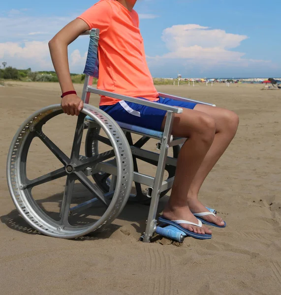 Giovane ragazzo sulla sedia a rotelle con infradito — Foto Stock