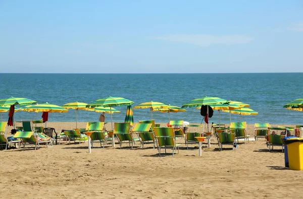 Many sun umbrellas on the beach — Stock Photo, Image