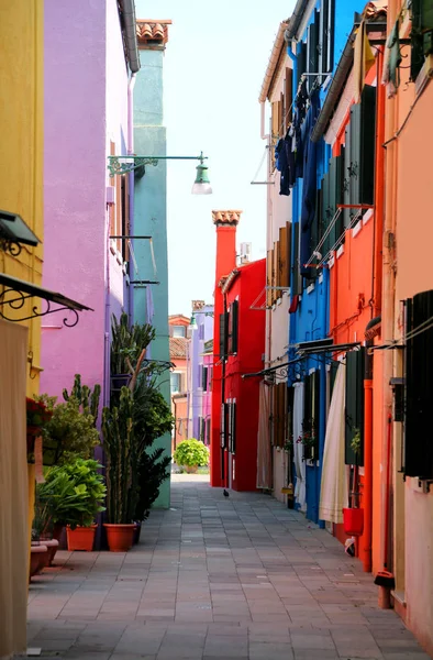 Geschilderde huizen van Burano Islandn in de buurt van Venetië — Stockfoto