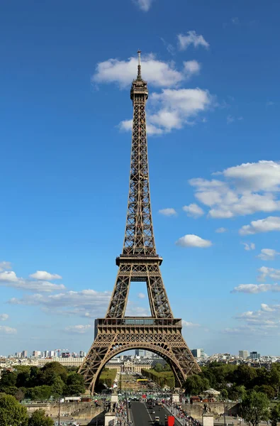 Famosa Torre Eiffel con cielo azul y algunas nubes blancas vistas desde — Foto de Stock