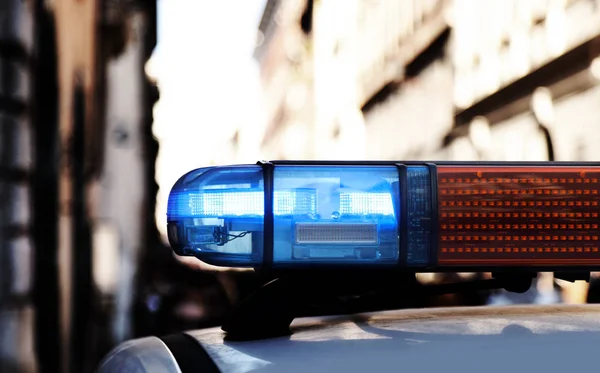 Lumières bleues d'une sirène de voiture de police pendant la patrouille dans la ville — Photo