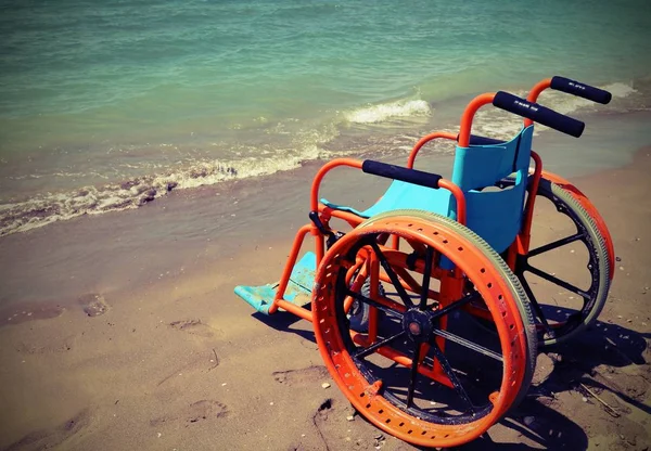 오래 된 톤의 효과와 해변에서 오렌지 휠의 자 — 스톡 사진