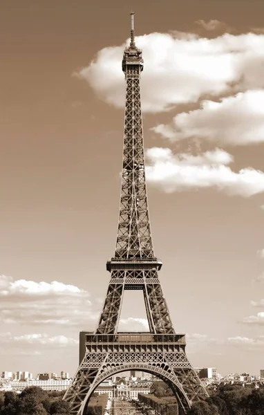 Torre Eiffel en París Francia con efecto sepia — Foto de Stock