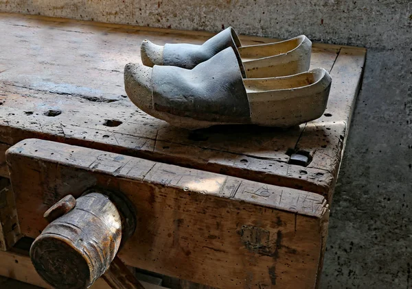 Zwei holländische Holzschuhe — Stockfoto