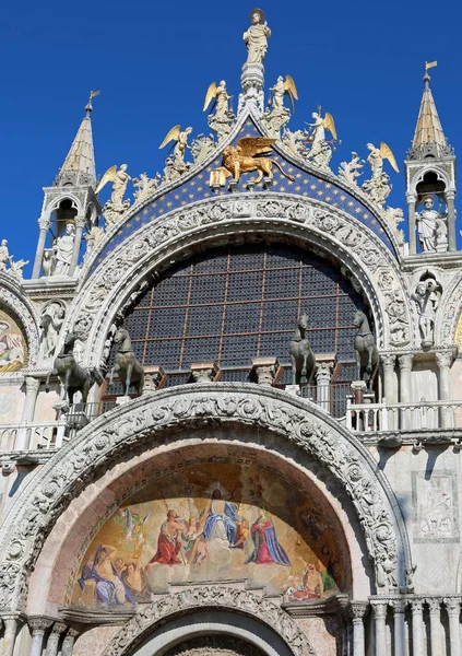 Basiliek in Venetië met de prachtige gouden gevleugelde leeuw — Stockfoto
