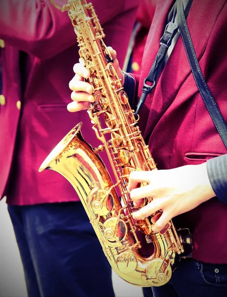 Young player plays the saxophone — Stock Photo, Image