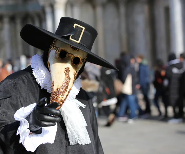 Венецианская маска под названием Чума доктор в черной шляпе — стоковое фото