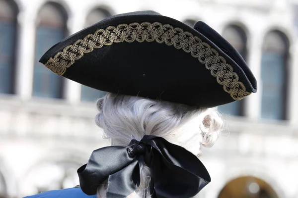 Nobile uomo con parrucca e cappello in Piazza San Marco a Venezia dur — Foto Stock