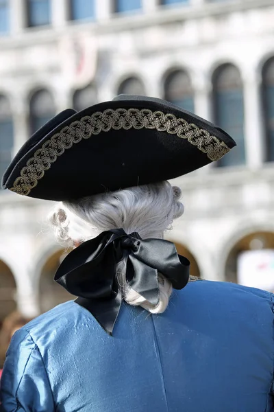 Homem nobre com peruca e chapéu na Piazza San Marco em Veneza — Fotografia de Stock