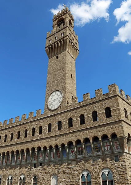 Antiguo Palacio y cielo azul en la plaza Signoria de Florencia Italia — Foto de Stock