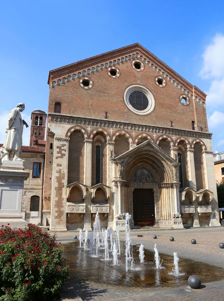 Iglesia de San Lorenzo en la histórica ciudad de Vicenza con fuente — Foto de Stock