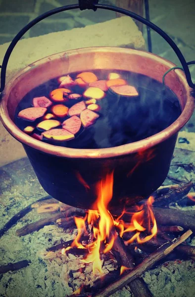 Mulled WINE on the cauldron over the bonfire — Stock Photo, Image