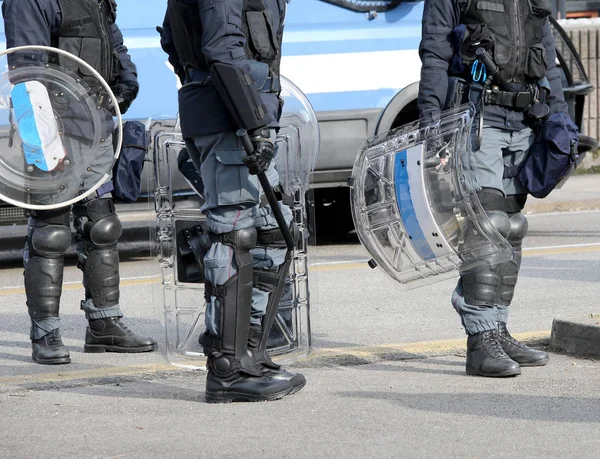 Agentes da polícia de choque durante os controlos antiterrorismo — Fotografia de Stock