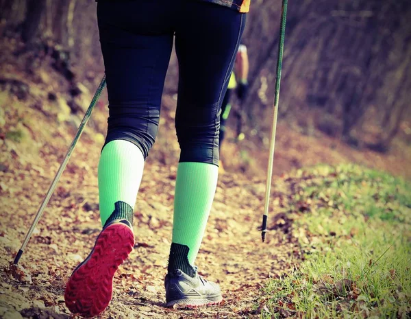 Adam dağ iz oryantasyon yarışta sırasında