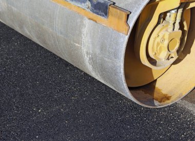 yol silindiri ve yeni caddenin asfalt