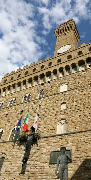 Antiguo palacio de Florencia llamado Palazzo Vecchio en lengua italiana — Foto de Stock
