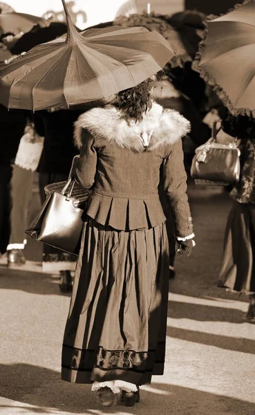 Mujeres vestidas con ropa vintage y un paraguas — Foto de Stock