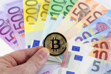 birçok Euro ve eldeki bir Bitcoin