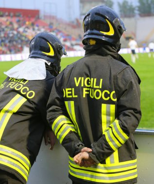 spor etkinliği sırasında hardhat itfaiyeciler