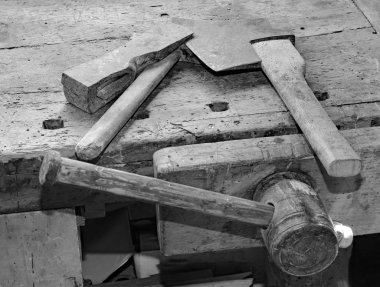 eski ahşap Workbench ve eski Balck ve WHI üzerinde balta ve çekiç