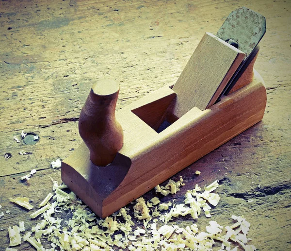 Pialla truciolo di legno sopra il banco da lavoro — Foto Stock