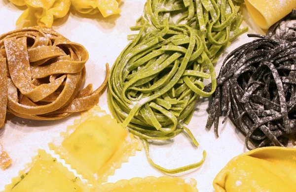 意大利新鲜意大利面食与托特里尼和拉面出售 — 图库照片