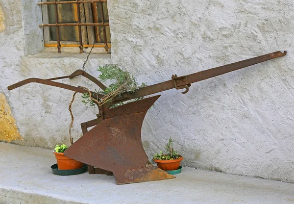 Ploeg met groot mes links op de boerderij — Stockfoto