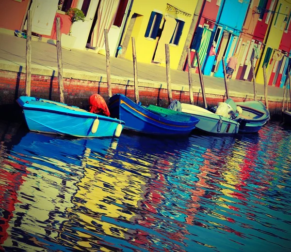 Casas coloridas de la isla de Burano cerca de VENECIA en Italia ingenio —  Fotos de Stock