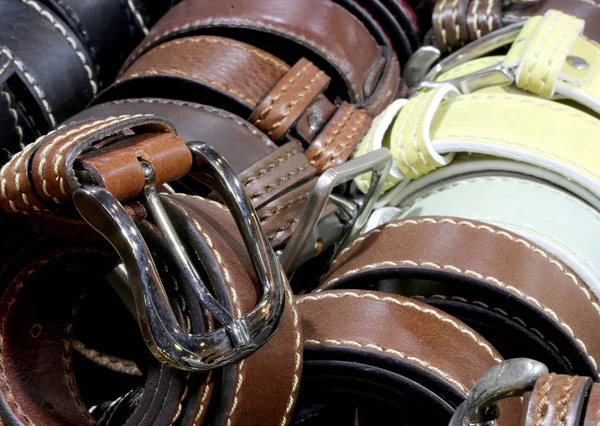 Кожаные ремни для продажи в мастерской ремесленника — стоковое фото