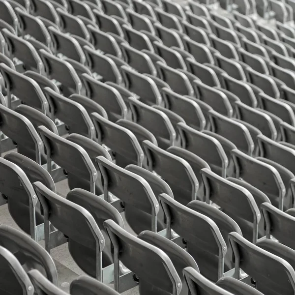 Cadeiras nas bancadas do estádio — Fotografia de Stock