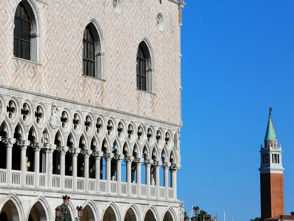 イタリアの言語と b でドゥカーレ宮殿と呼ばれる公爵宮 — ストック写真