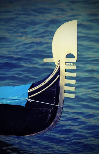 Bow of the gondola on the gand canal in Venice — Stock Photo, Image