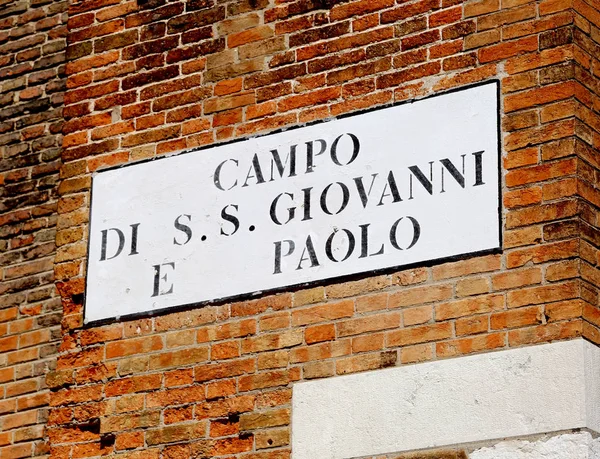 Palavra CAMPO em italiano significa Praça, enquanto GIOVANNI e PAOLO são — Fotografia de Stock