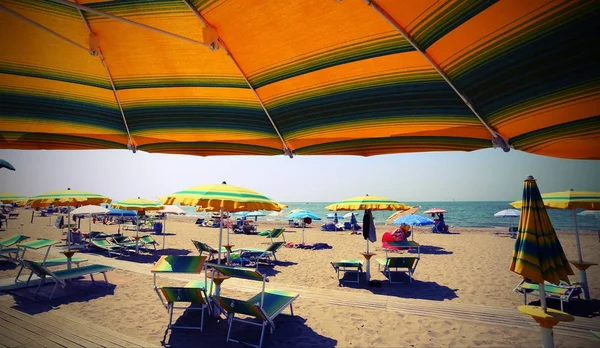Під парасолькою на сонячному пляжі — стокове фото