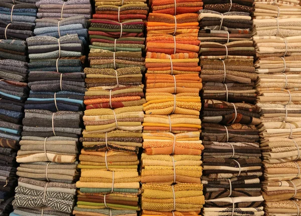 Telas de algodón para la venta en una tienda de mercería — Foto de Stock