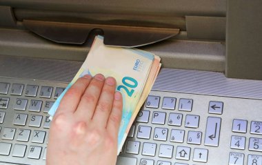 Oğlan alır para itibaren bir ATM makine