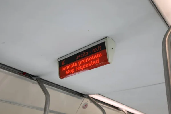 Sinal de luz com texto italiano FERMATA PRENOTATA que significa Stop — Fotografia de Stock