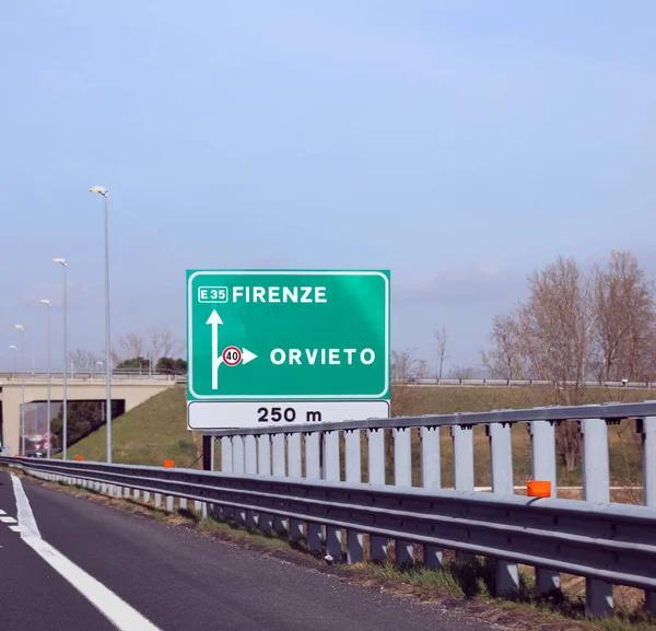 道路信号在高速公路上与文本 Firenze 和奥维耶托镇 — 图库照片