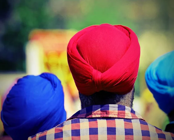 Sikn man med röd turban med Vintage tonas effekt — Stockfoto