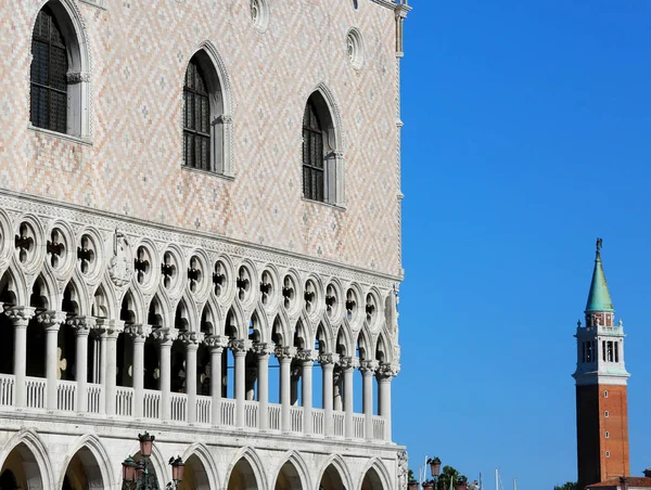 Palácio Ducal chamado Palazzo Ducale em língua italiana e o b — Fotografia de Stock